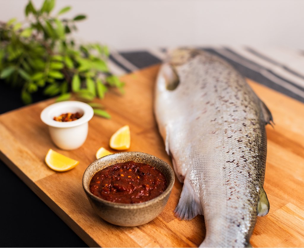 Set per la cena: salmone intero con marinatura al peperoncino e papaya
